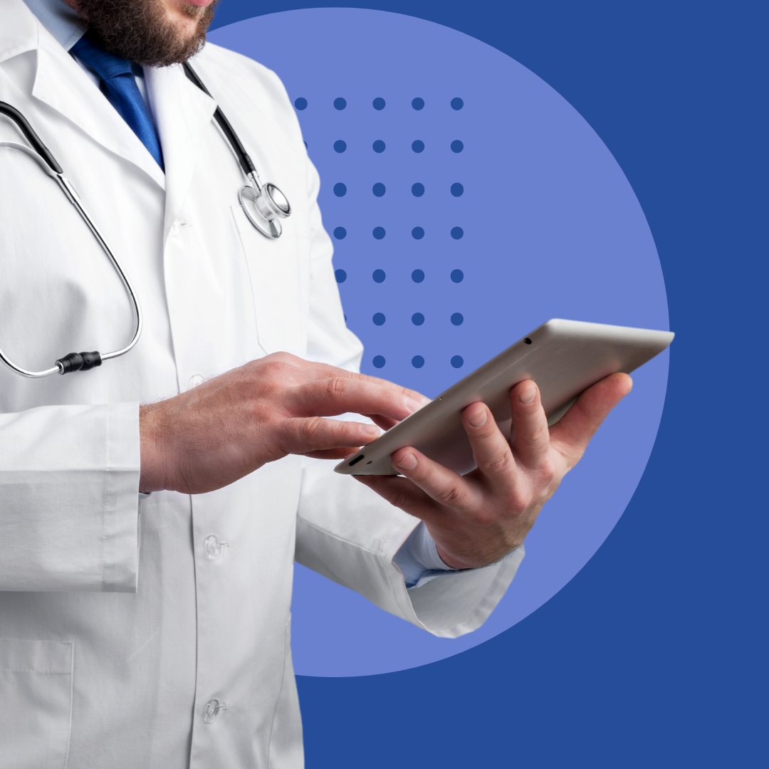 Médico utilizando um tablet durante o atendimento